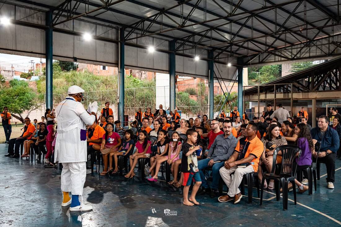 Plateia numerosa sentada durante a apresentação