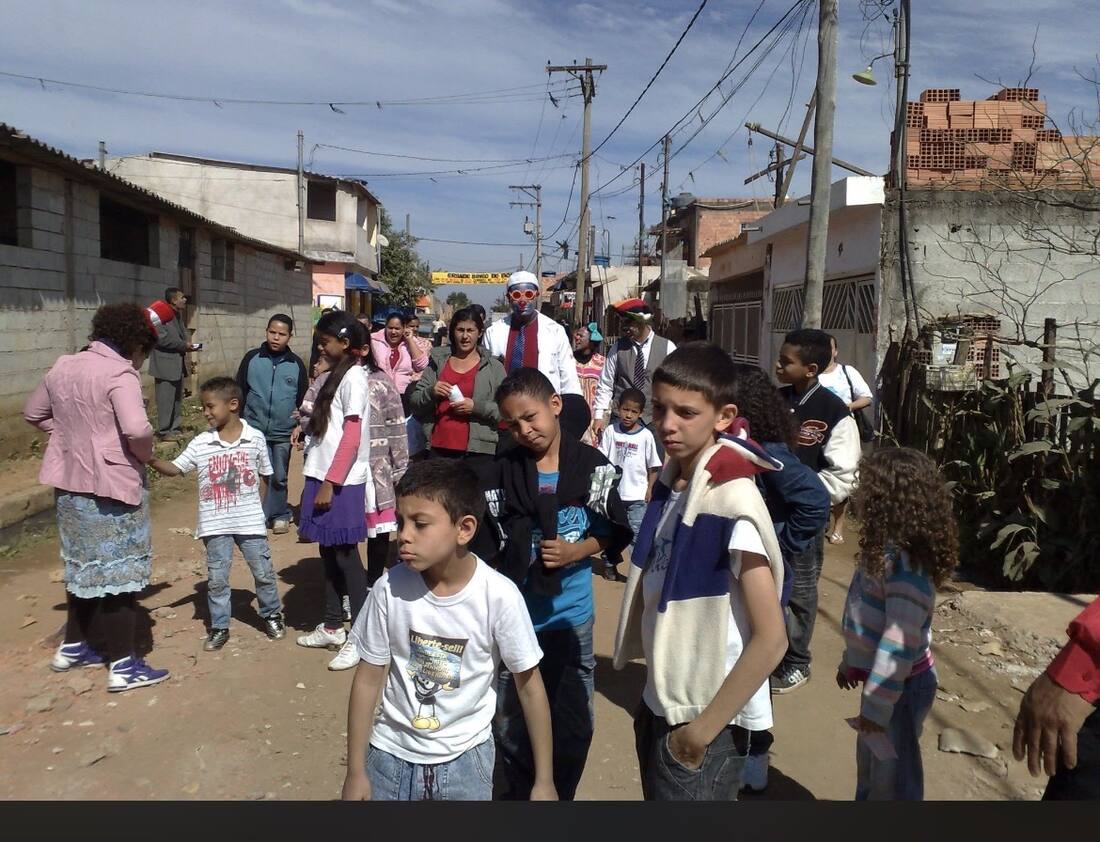 Apresentação em via pública com crianças acompanhando