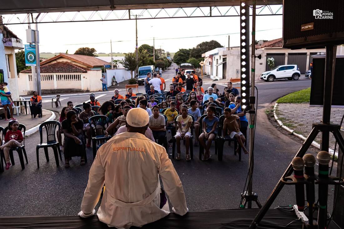 Cadeiras enfileiradas em rua fechada para a apresentação